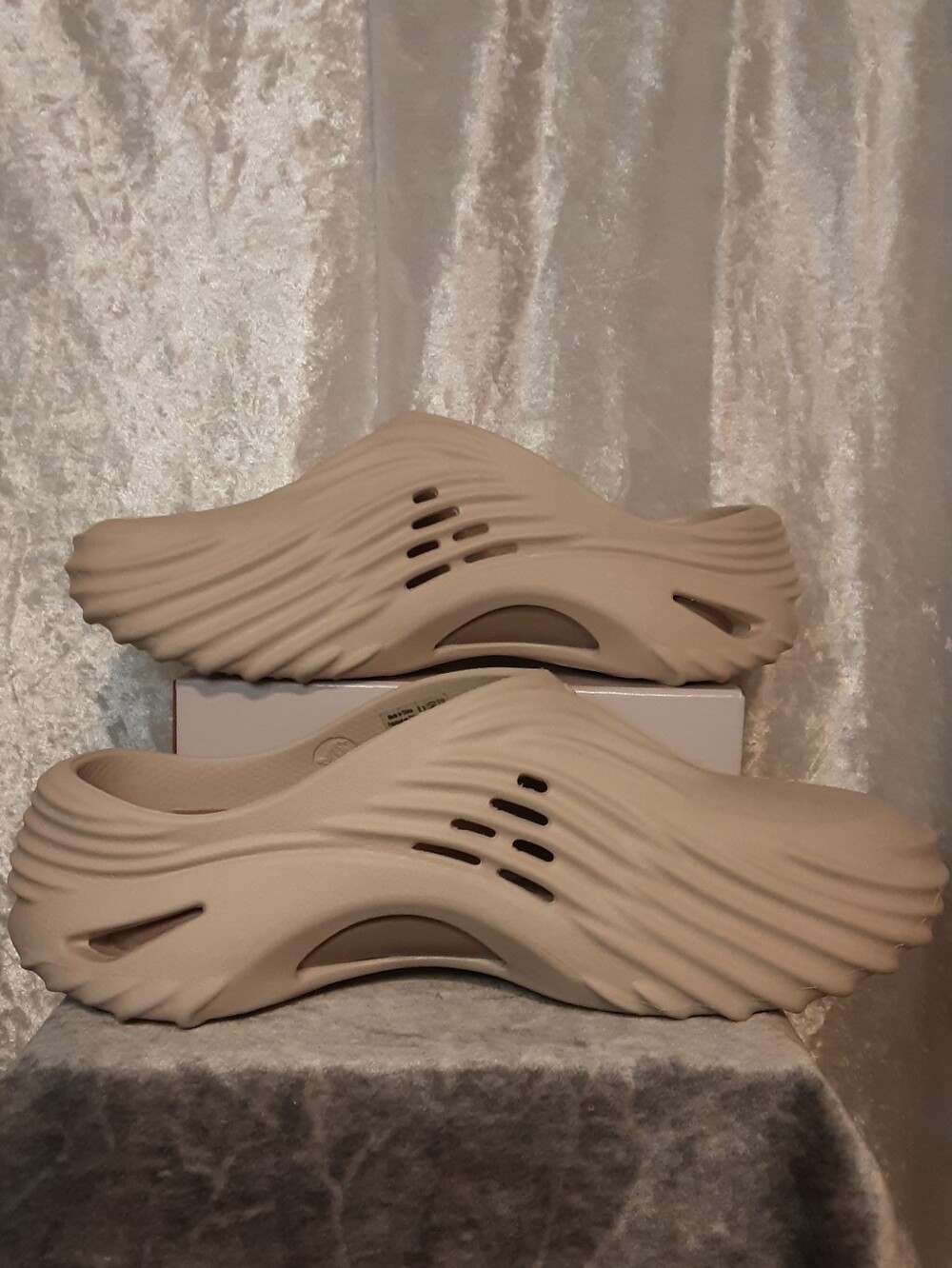 CROCS Wave-Textured Clog in Beige Mens 7 Womans 9